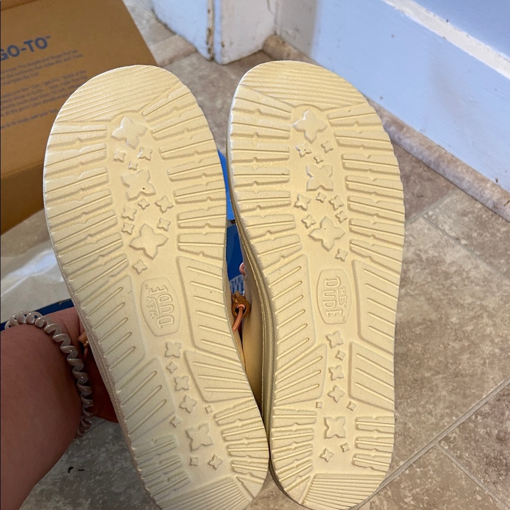 Hey Dude Women’s Size 7 - Picture 4 of 5